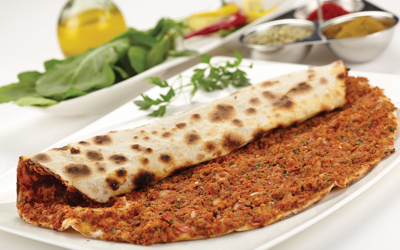Ламаджо что это за блюдо. Пиде Лахмаджун. Пиде турецкий . Лахмаджун. Ламаджо армянский. Армянское блюдо ламаджо.